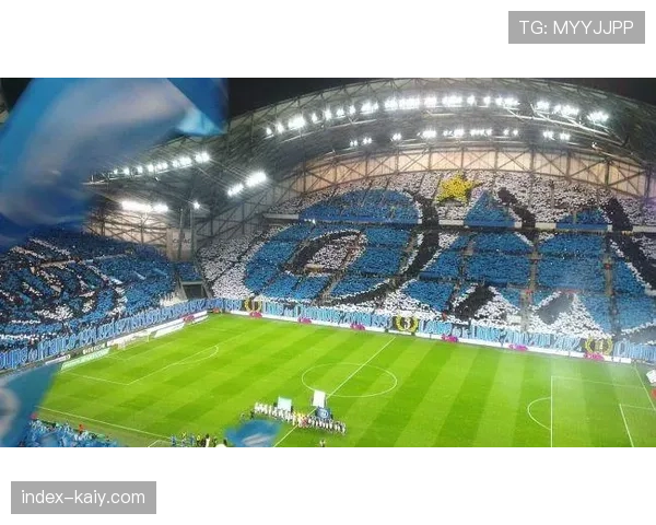 特写：马赛主场维洛德隆球场增设“超高清巨幕”，为场内观众提供实时数据与多角度回放